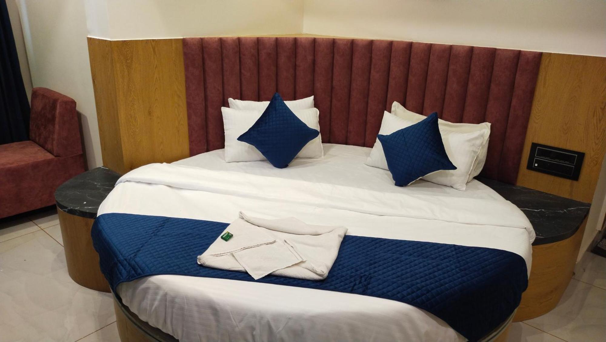 Hotel Campus Ahmedabad Bagian luar foto